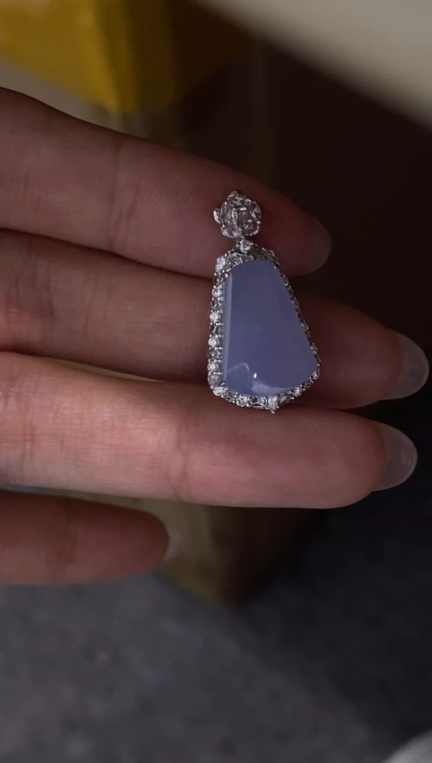 颈饰18K金镶嵌翡翠收到货48小时鉴赏期（超时不退不换）