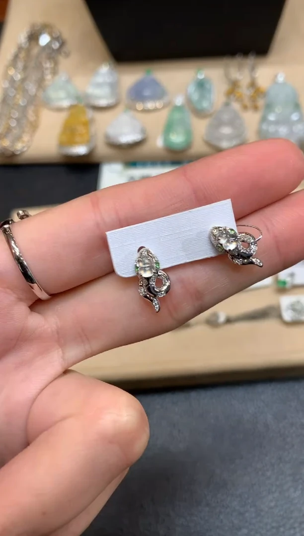 【闪购商品】翡翠耳饰18K金镶嵌蛇【无服务费】