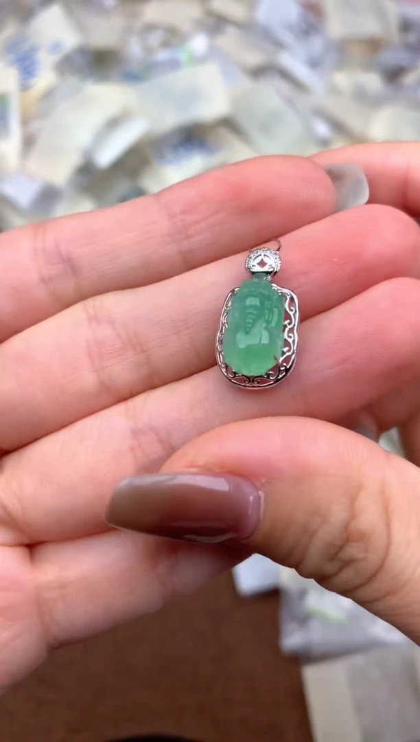 18K金镶嵌挂件翡翠—