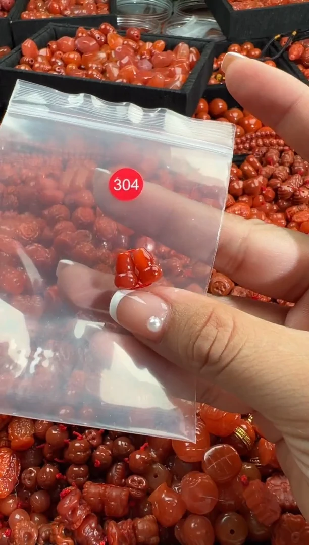 南红玛瑙未镶嵌颈饰1