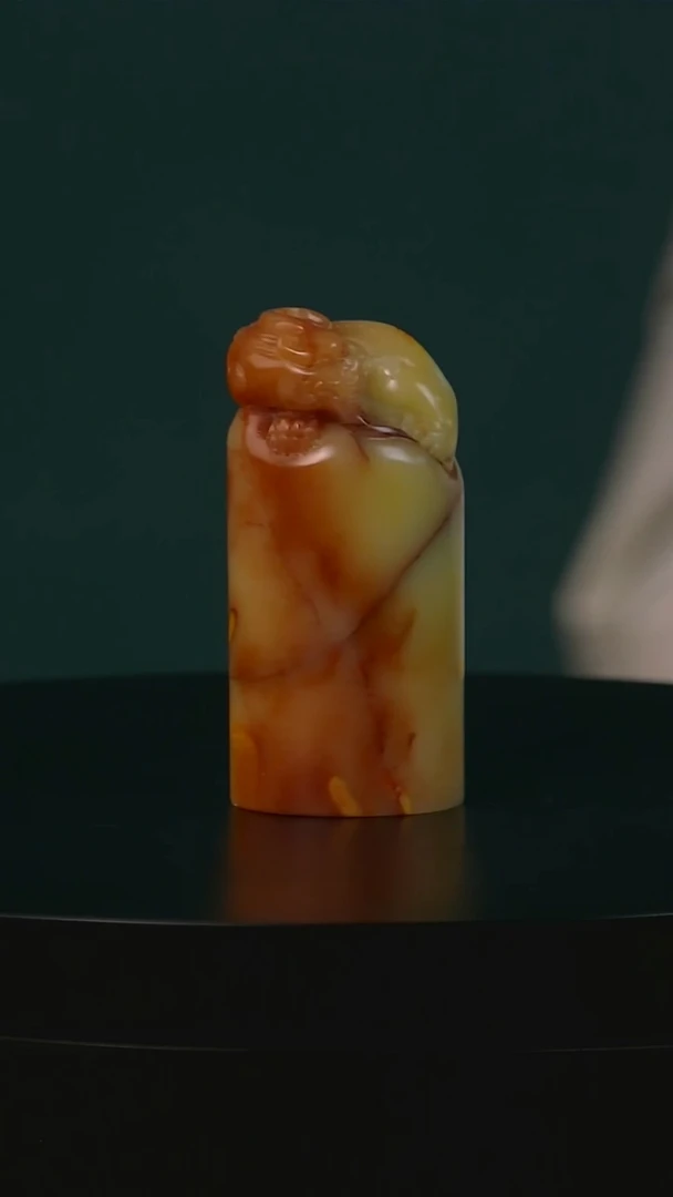 青田石红花冻螭虎钮章