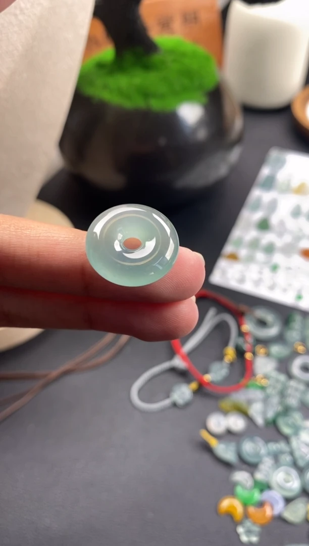 颈饰未镶嵌翡翠冰种甜甜圈