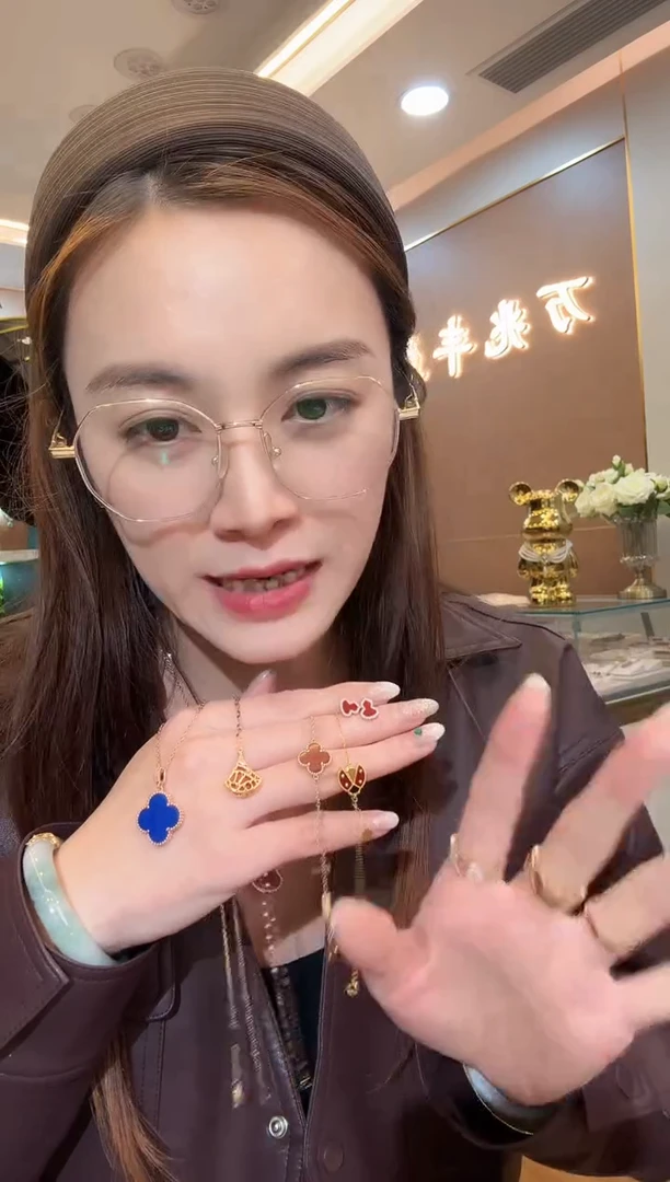 18K金镶嵌耳钉玛瑙/玉髓葫芦