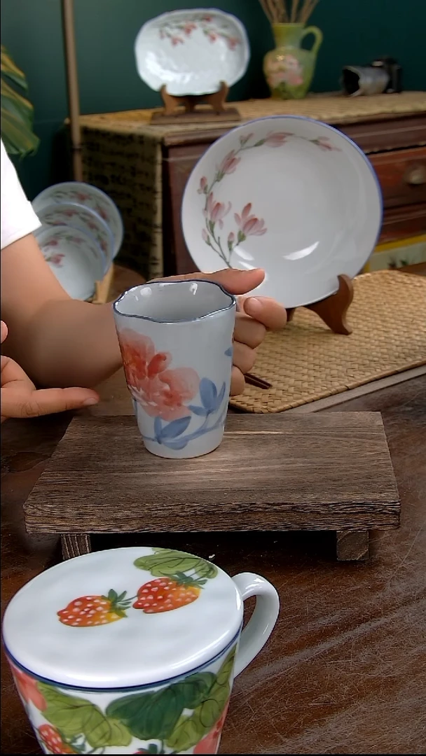 瓷片花口杯---红牡丹