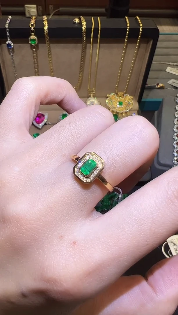 18K金镶嵌戒指祖母绿0.35ct