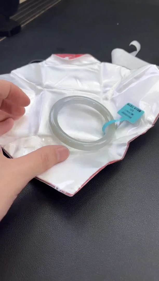 翡翠手镯未镶嵌翡翠手镯