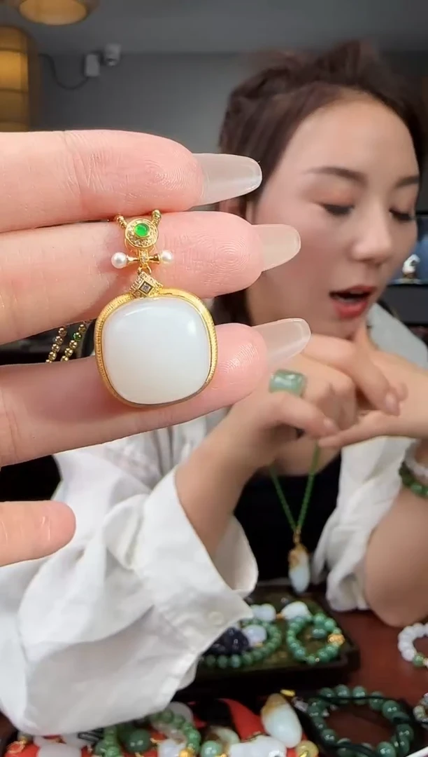 和田玉18K金镶嵌吊坠(不含链)1