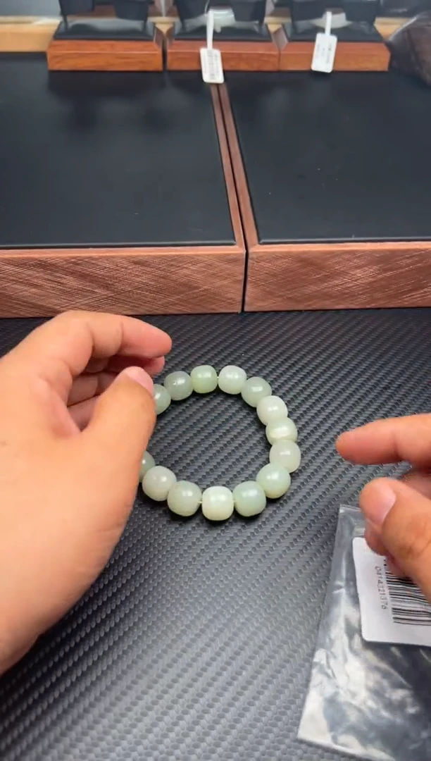 手串未镶嵌和田玉且末微色差近矿卡13*14