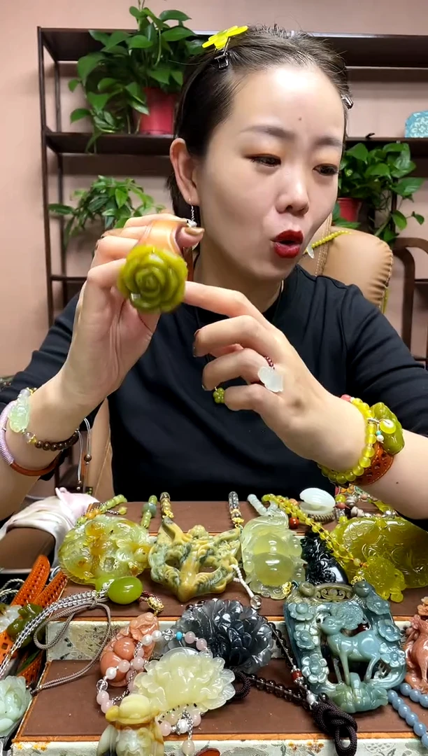 未镶嵌岫玉颈饰多样性发货发其中之一