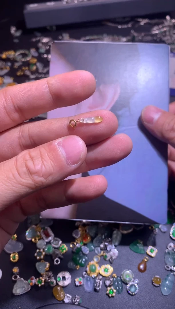 【闪购商品】翡翠吊坠(不含链)18K金镶嵌1