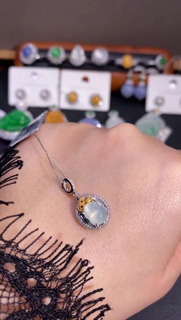 【闪购商品】翡翠吊坠(不含链)18K金镶嵌吊坠