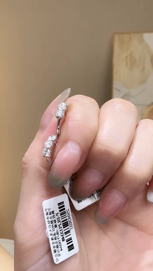 18K金镶嵌实验室培育钻石耳饰三钻耳包