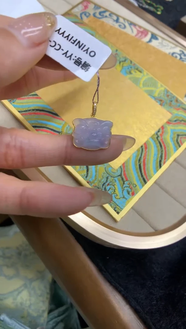 【闪购商品】翡翠颈饰18K金镶嵌醒狮