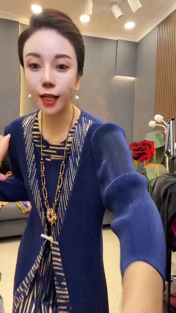 聚酯纤维（涤纶）蓝色 金边裙