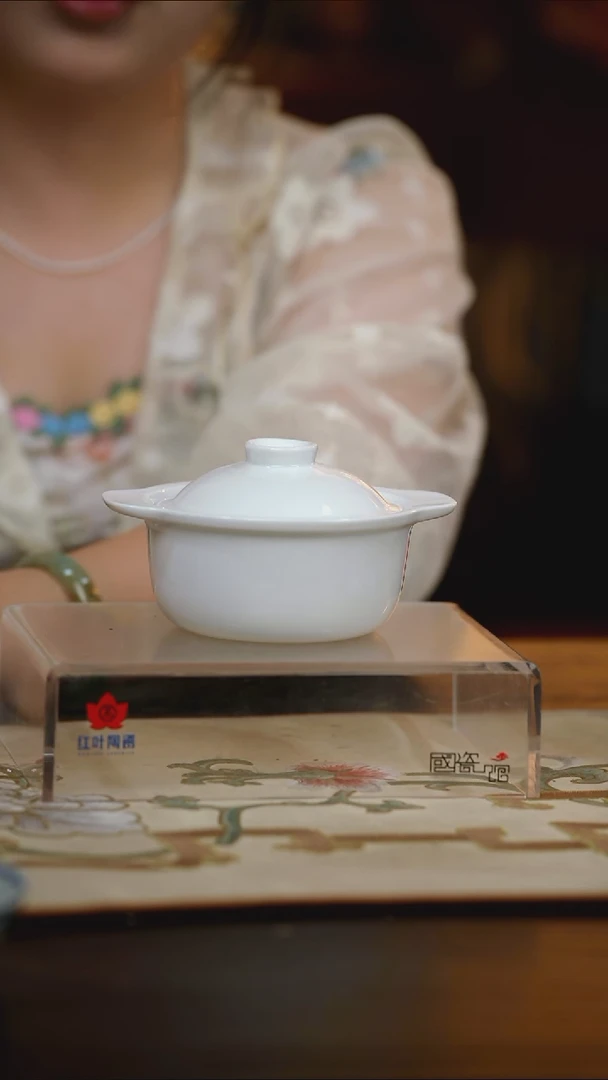 1个微瑕白胎4.5英寸双耳炖盅（带盖）