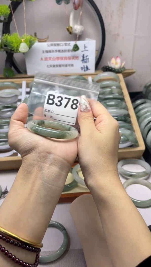 【闪购商品】石英质玉(天山翠)手镯未镶嵌b378