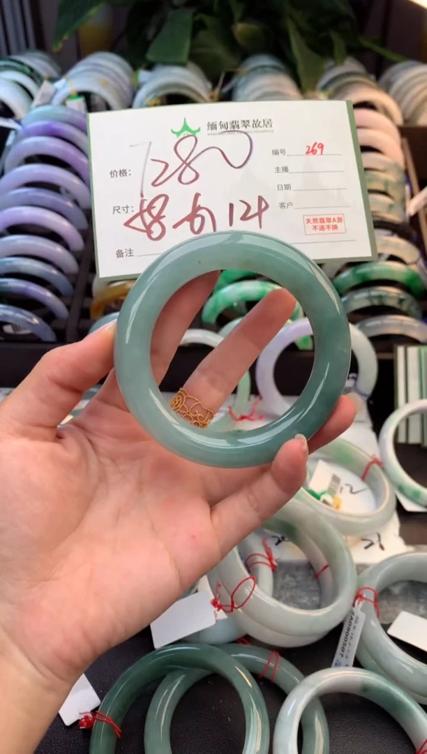 未镶嵌定制翡翠毛货需精细抛光+多人