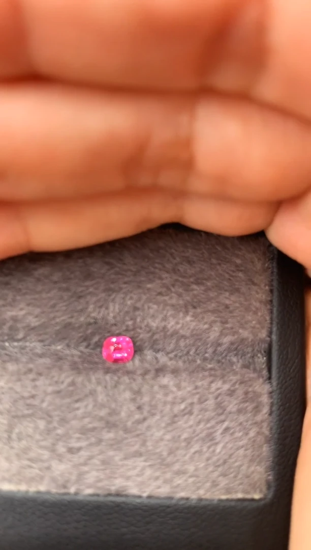 未镶嵌裸石定制尖晶石枕型 热粉色调 0.30ct