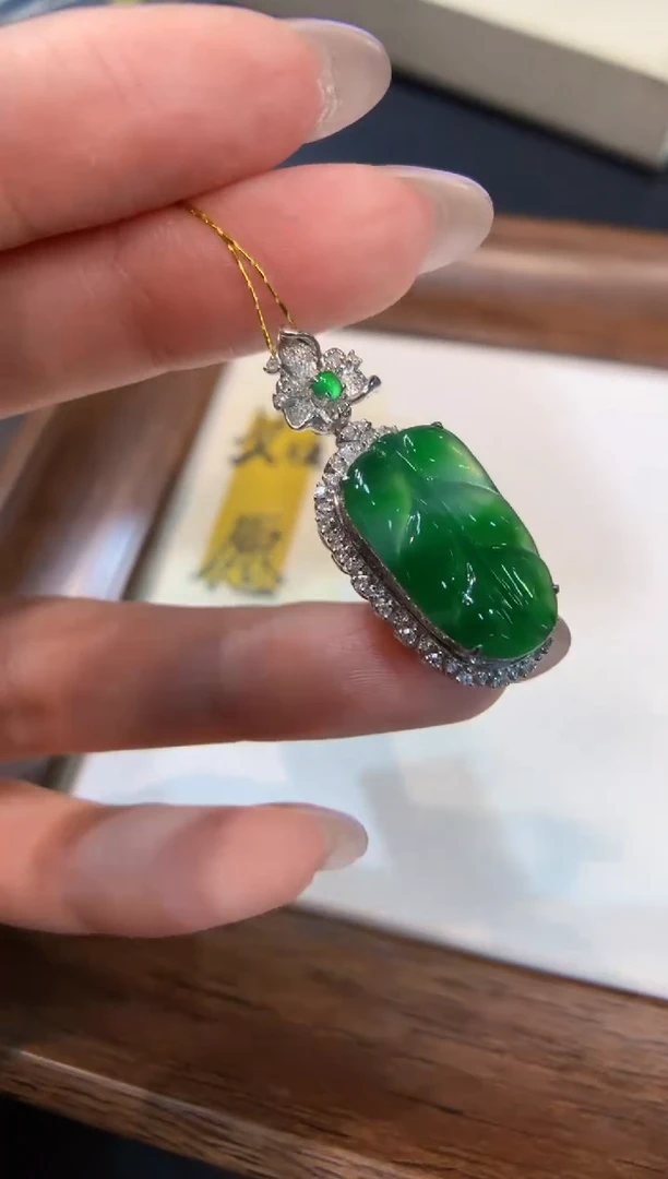 颈饰18K金镶嵌翡翠叶子