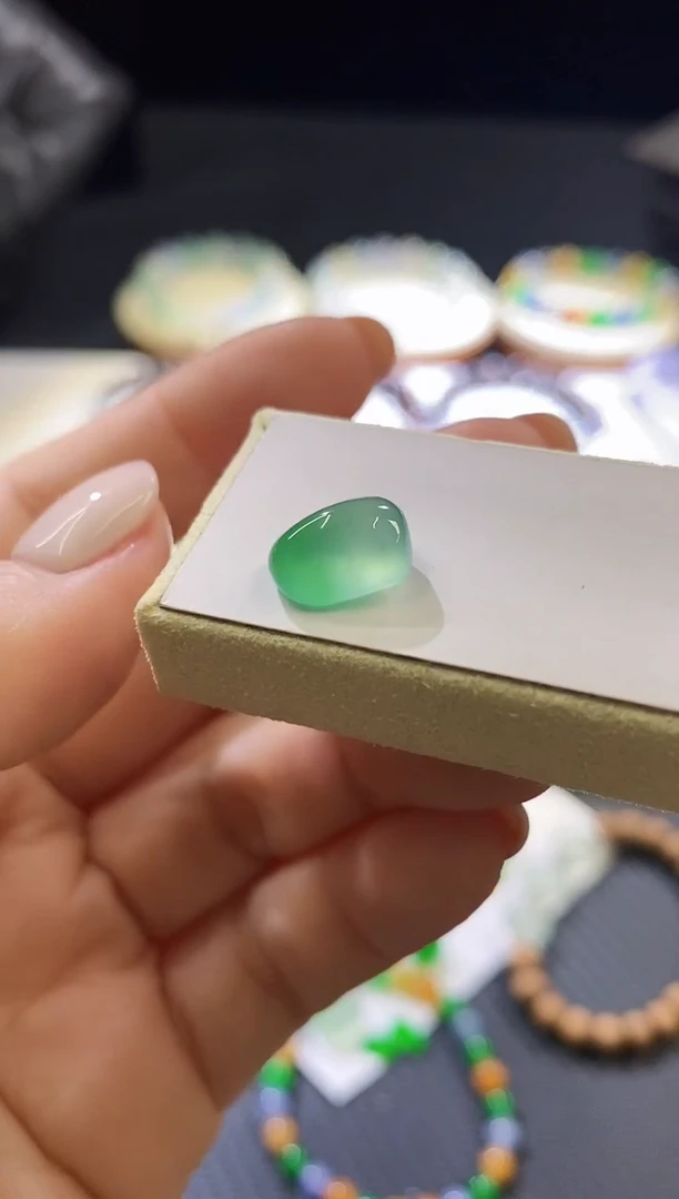 未镶嵌挂件翡翠绿随型