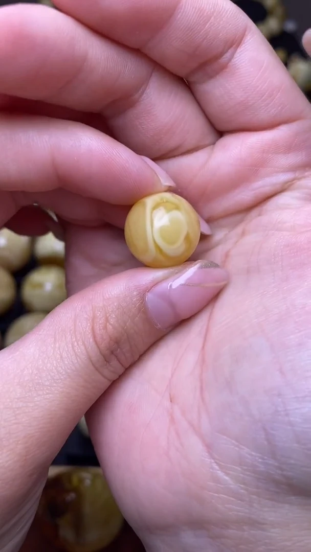 未镶嵌琥珀裸石葵. 3