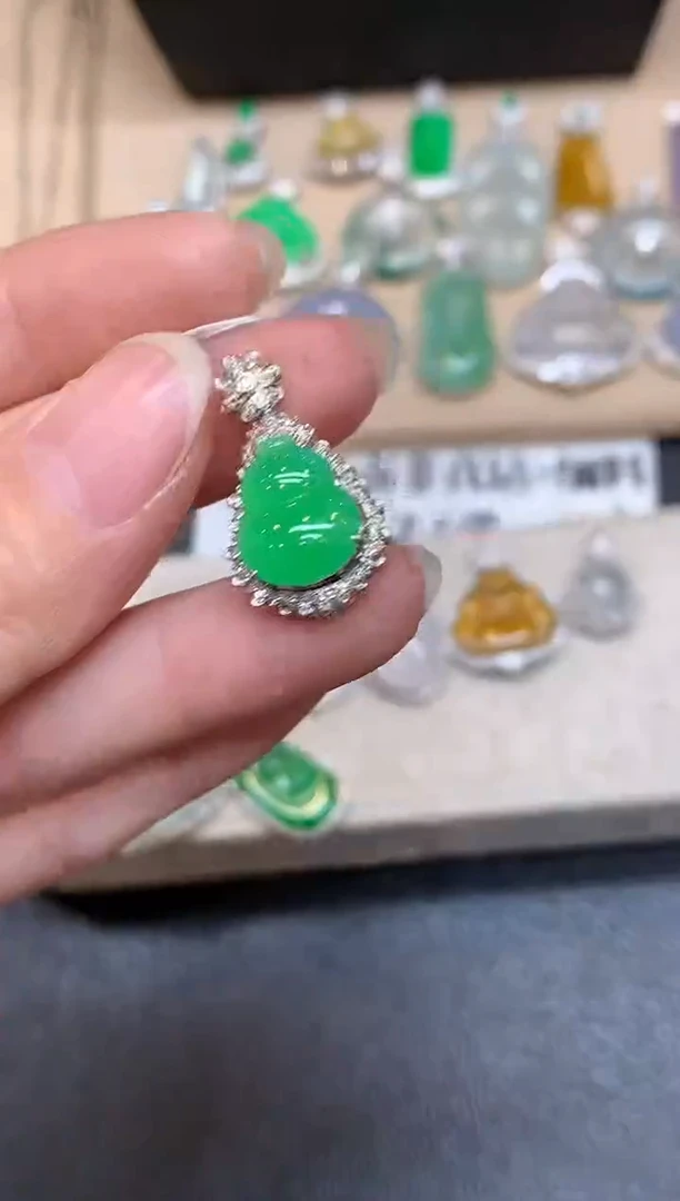 颈饰18K金镶嵌翡翠葫芦【无服务费