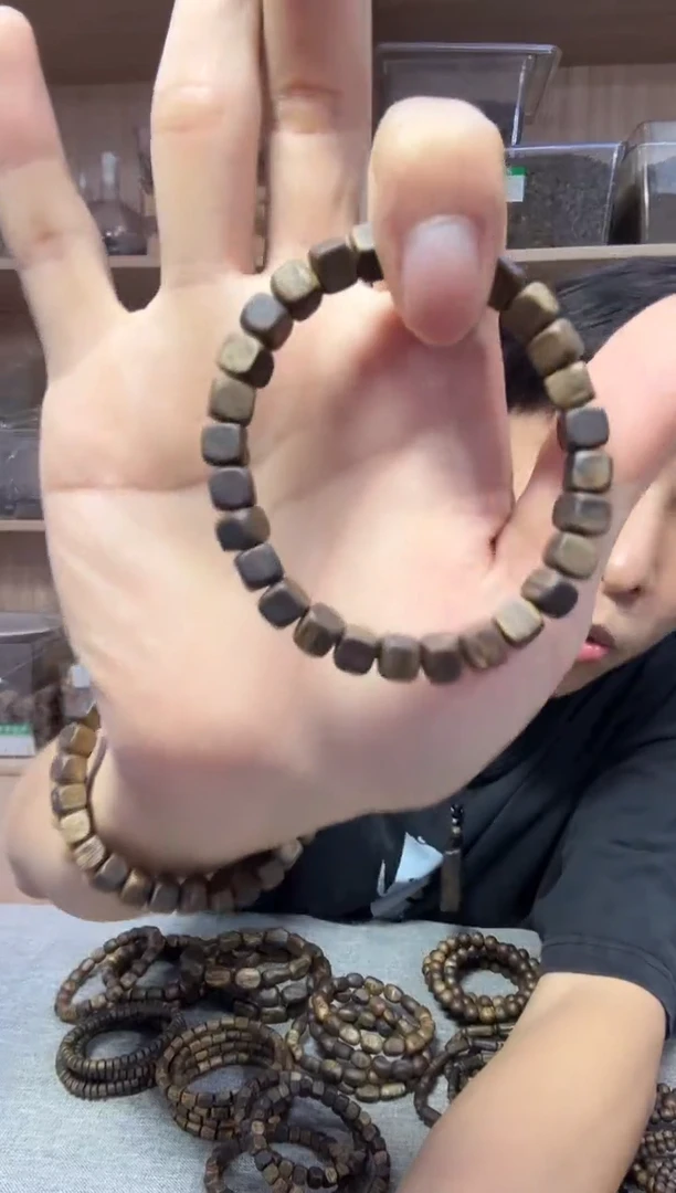 沉香碎屑沉香06方珠单圈5克+ 多样性发其一