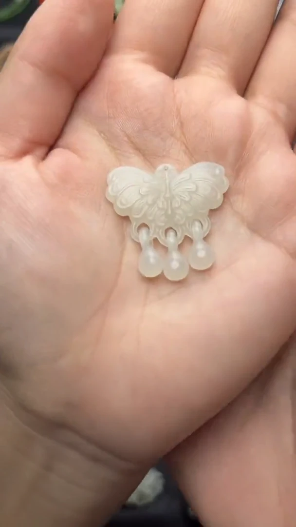 颈饰未镶嵌和田玉蝴蝶