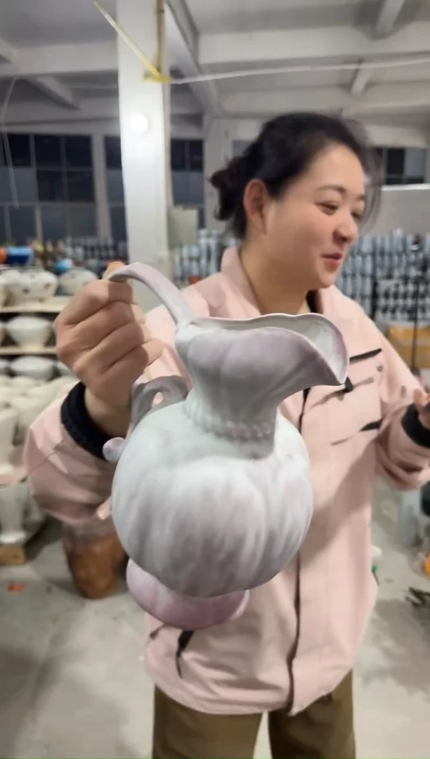 白色景德镇奶壶瓷器