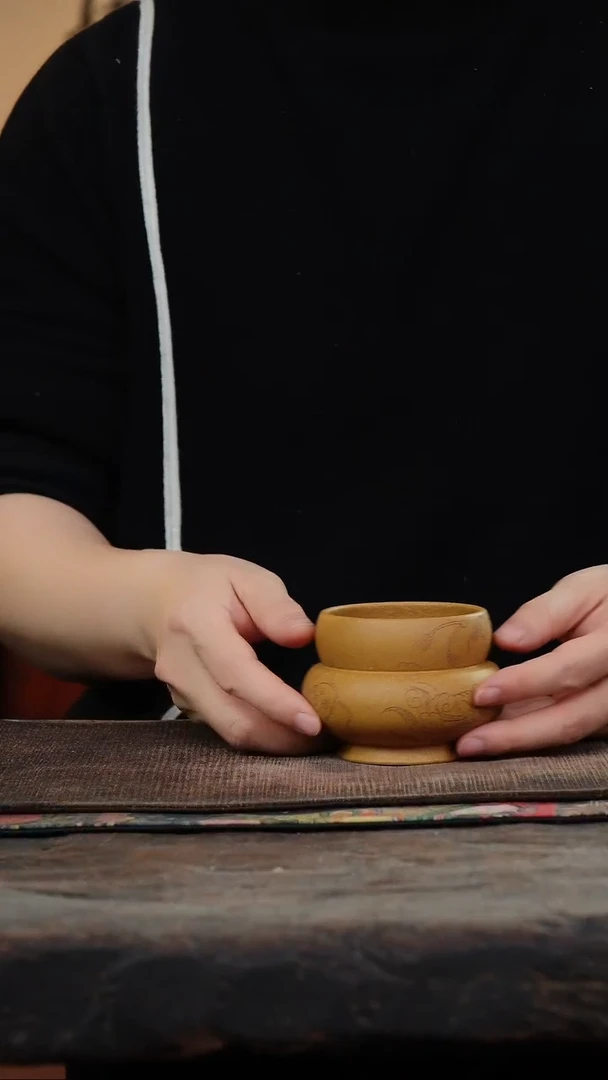 黄金段刻绘鱼紫砂葫芦杯