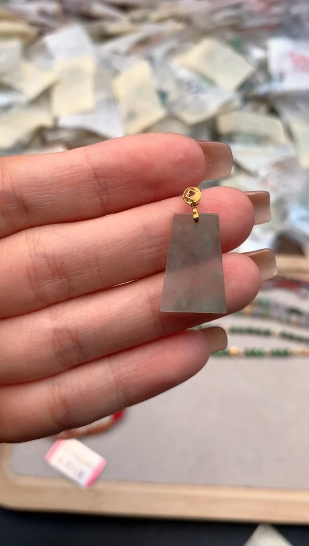 18K金镶嵌挂件翡翠一