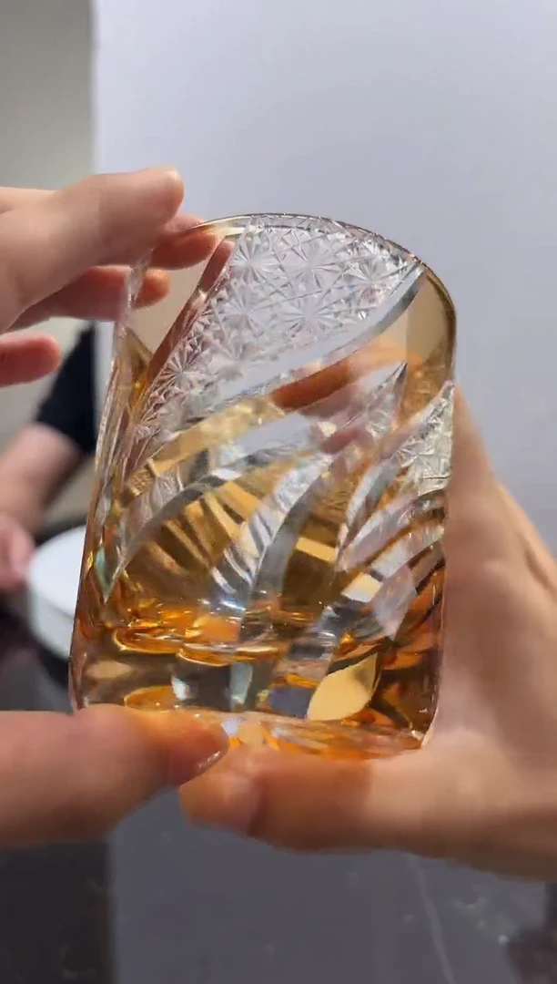 摆件金色威士忌杯