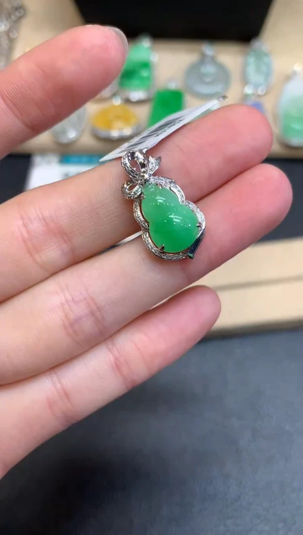 【闪购商品】翡翠颈饰18K金镶嵌葫芦【无服务费】