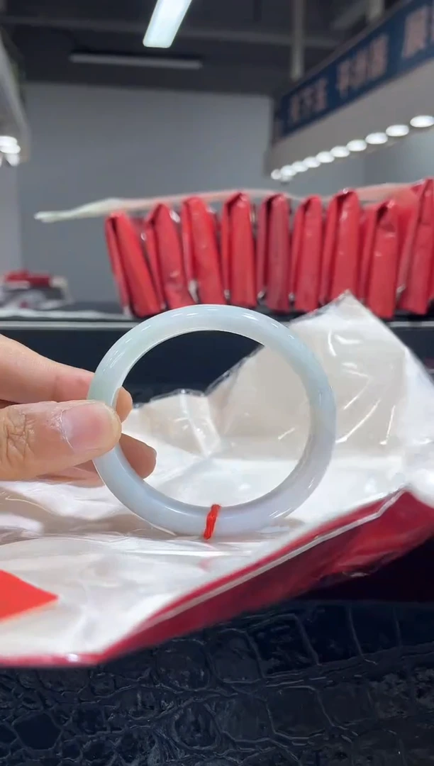 未镶嵌手镯（贵妃镯）翡翠5