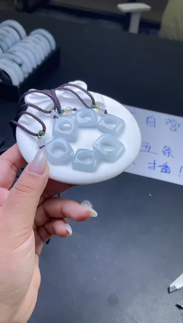 【闪购商品】翡翠颈饰未镶嵌24110101A方心多样性发一件