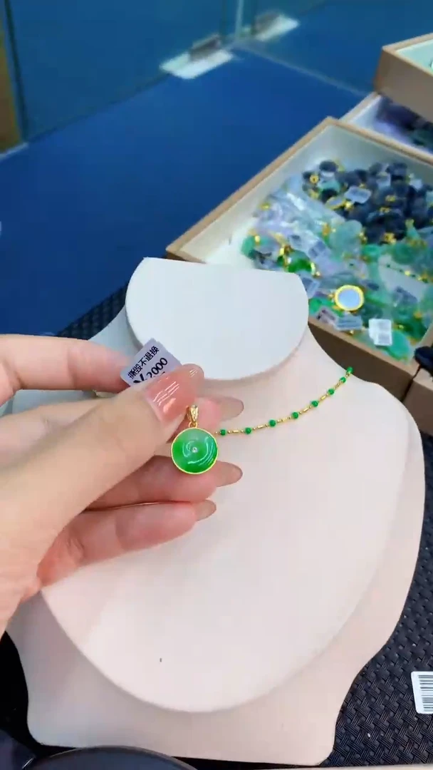 翡翠未镶嵌颈饰           1