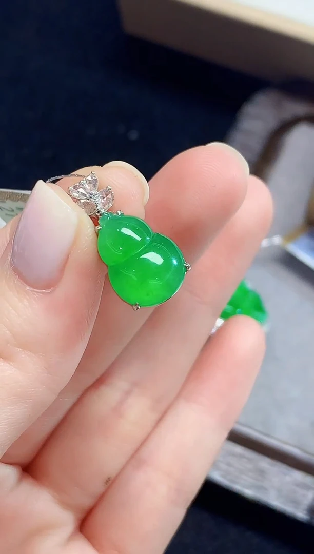 吊坠(不含链)18K金镶嵌翡翠多样性发其一