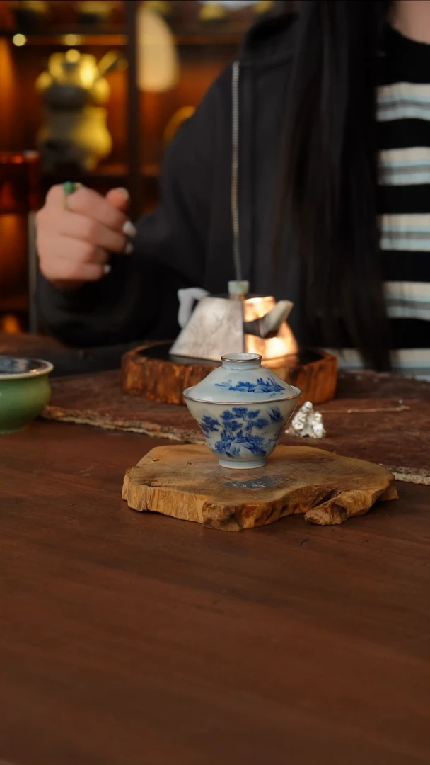 包银青花山水葫芦盖碗