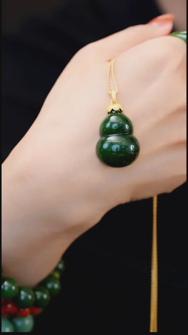 颈饰18K金镶嵌和田玉俄七辣绿菠菜绿宝葫芦