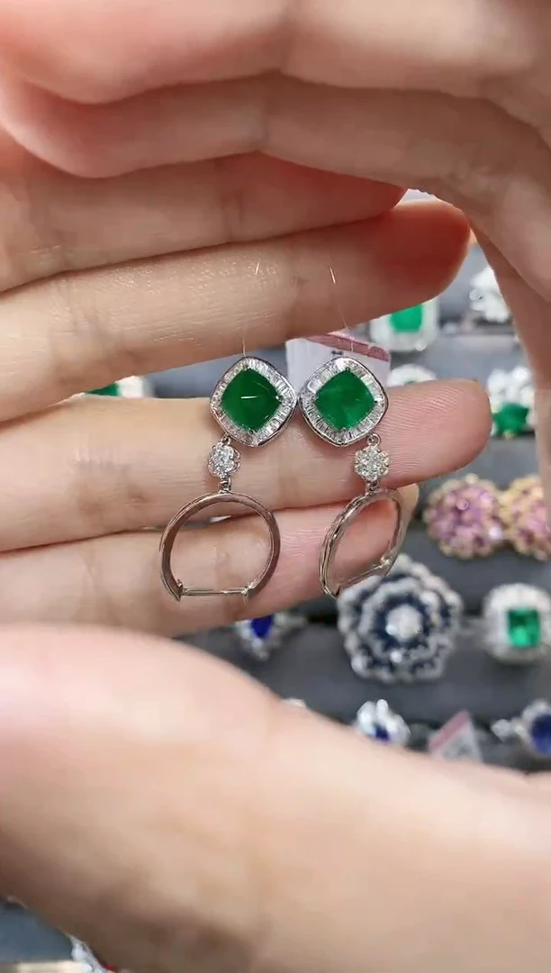 耳饰18K金镶嵌祖母绿·