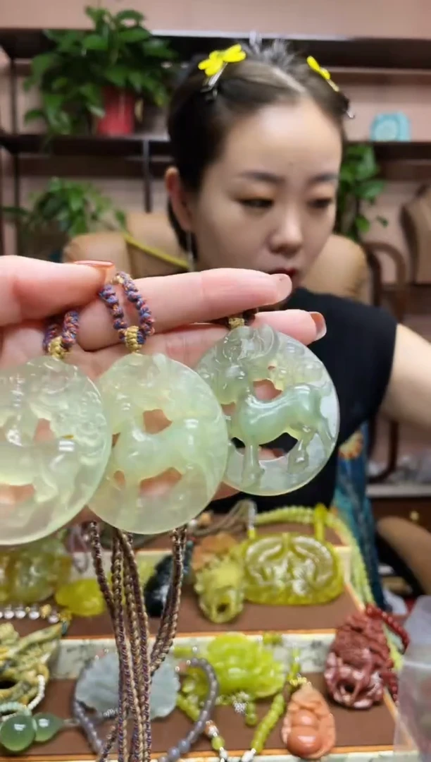 未镶嵌蛇纹石玉颈饰多样性发货发其中之一