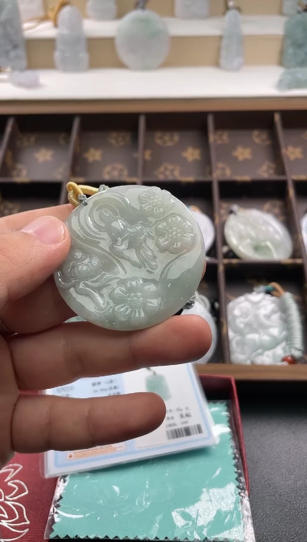 翡翠未镶嵌颈饰..../4/29/ 95