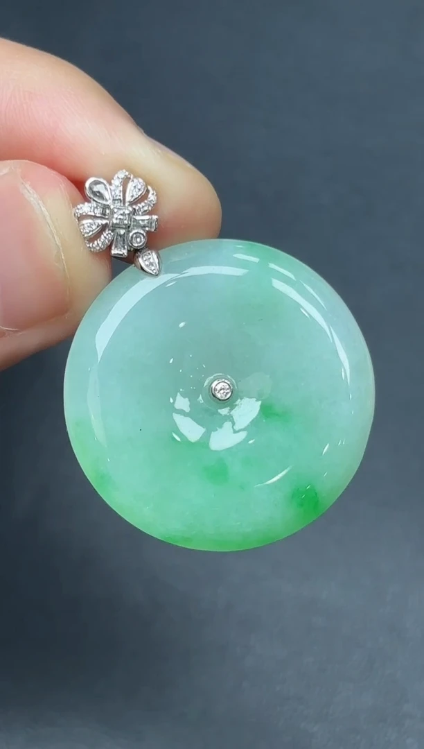 18K金镶嵌挂件翡翠平安扣