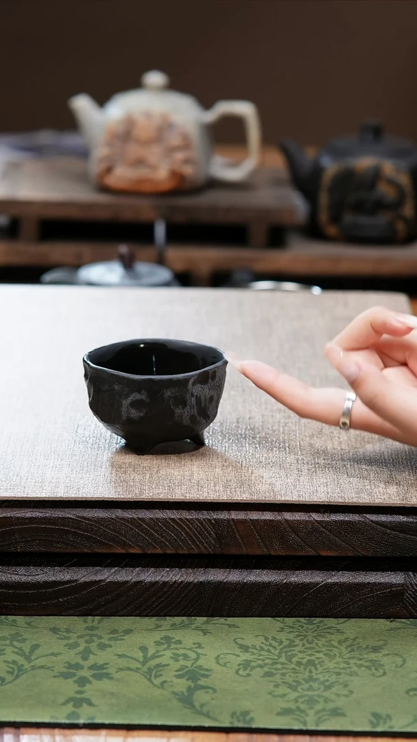 归玉堂冰碛岩重工雕刻手凿杯