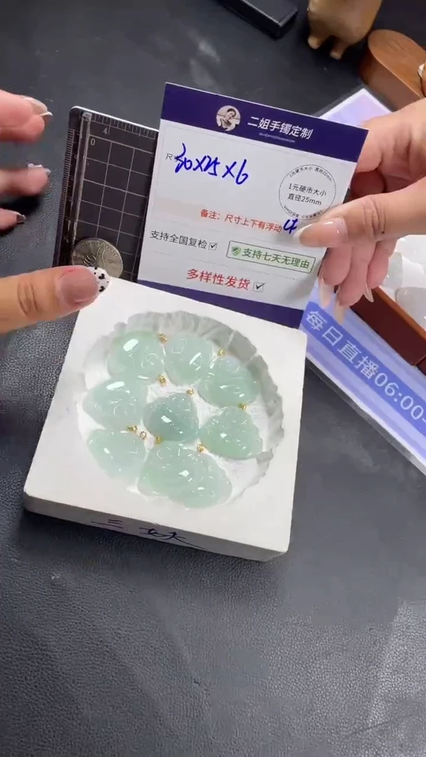 18K金镶嵌挂件翡翠冰芙蓉佛公多样性发其一CP10配绳