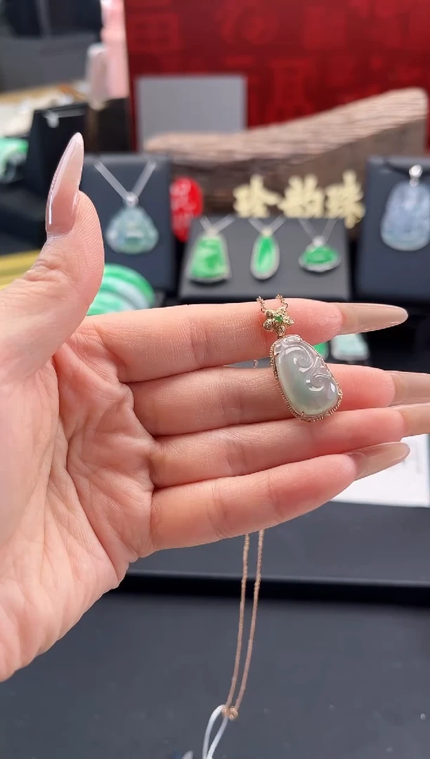 翡翠18K金镶嵌颈饰吊坠