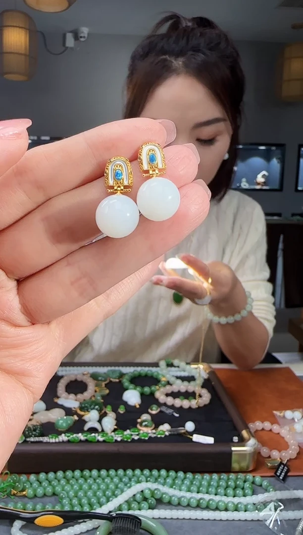 18K金镶嵌和田玉耳饰1