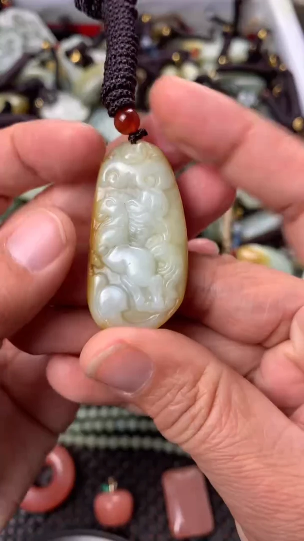 【闪购商品】和田玉颈饰未镶嵌多样性发货没有证书.拍一发一，有瑕
