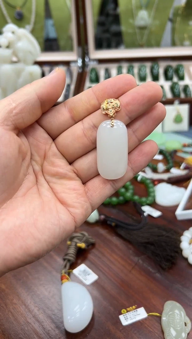 颈饰18K金镶嵌和田玉无事牌