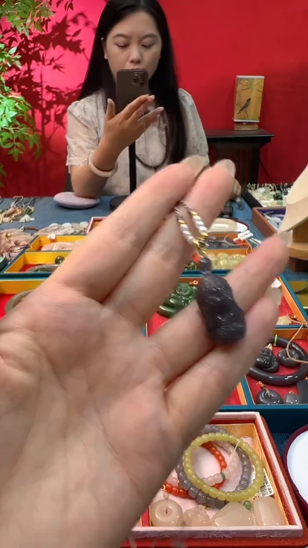 颈饰未镶嵌和田玉浓烟紫不看佛